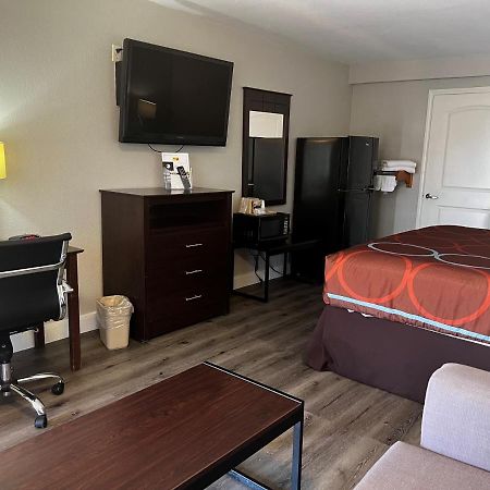 Super 8 By Wyndham Mont Belvieu - Baytown East Hotel Екстериор снимка