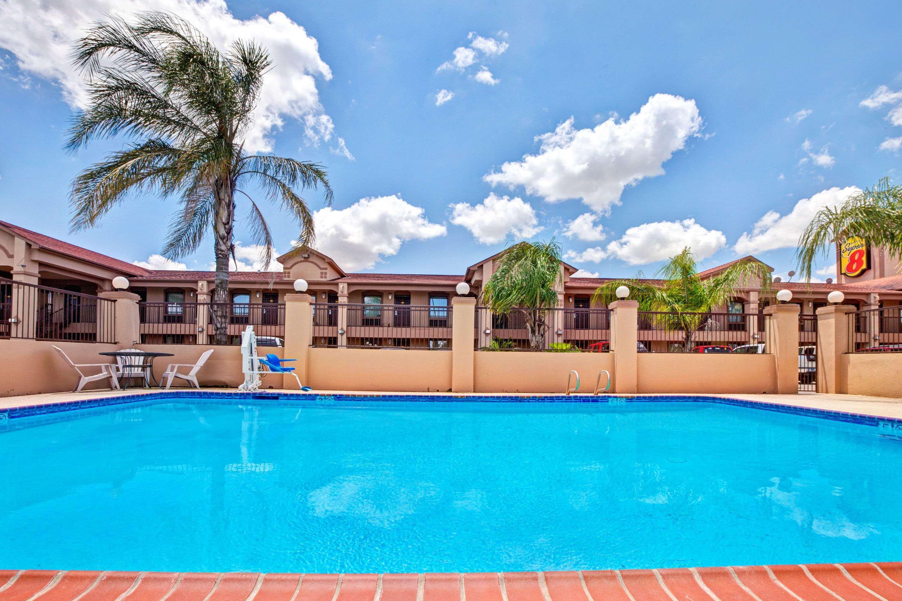 Super 8 By Wyndham Mont Belvieu - Baytown East Hotel Екстериор снимка