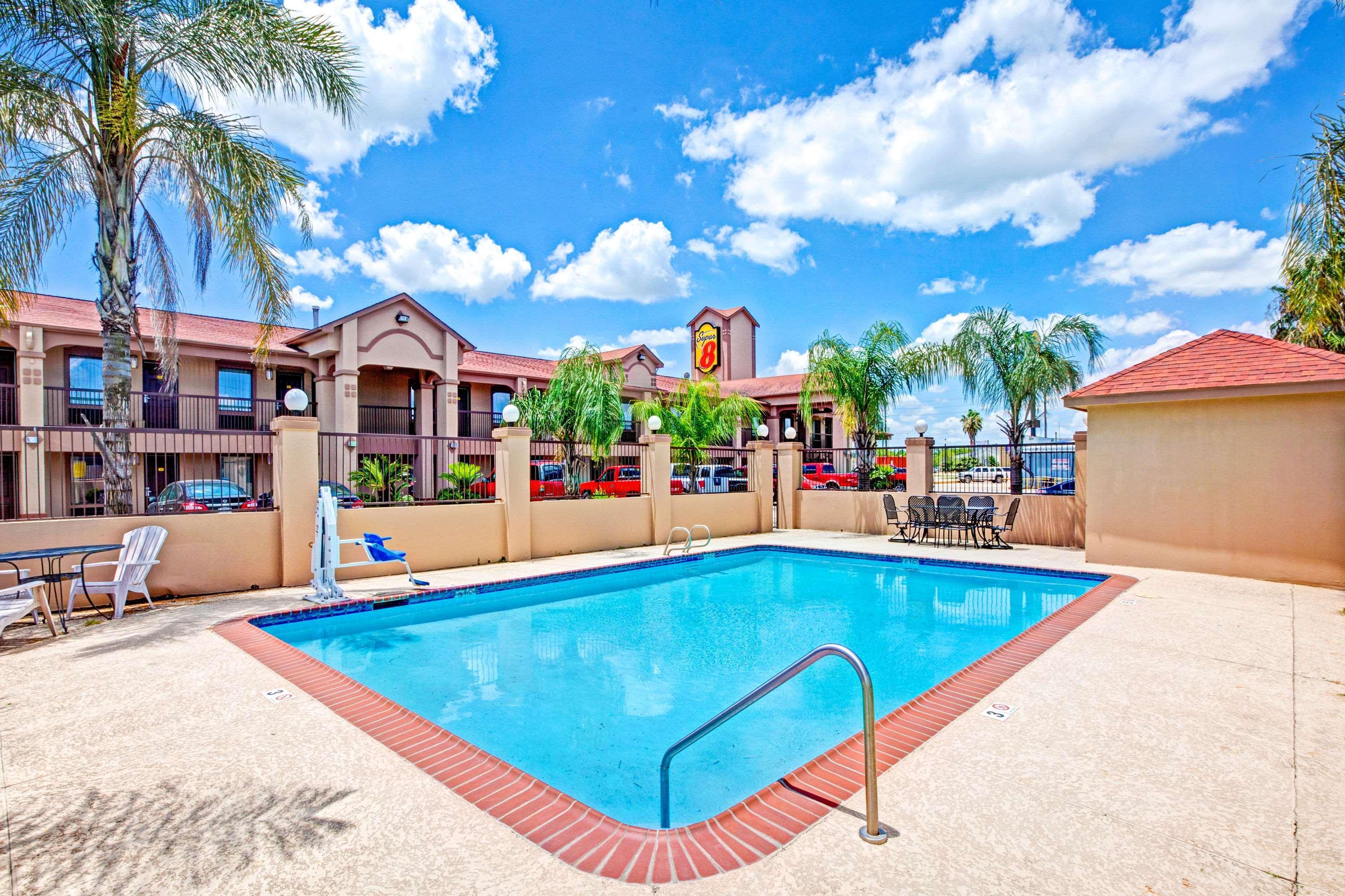 Super 8 By Wyndham Mont Belvieu - Baytown East Hotel Екстериор снимка