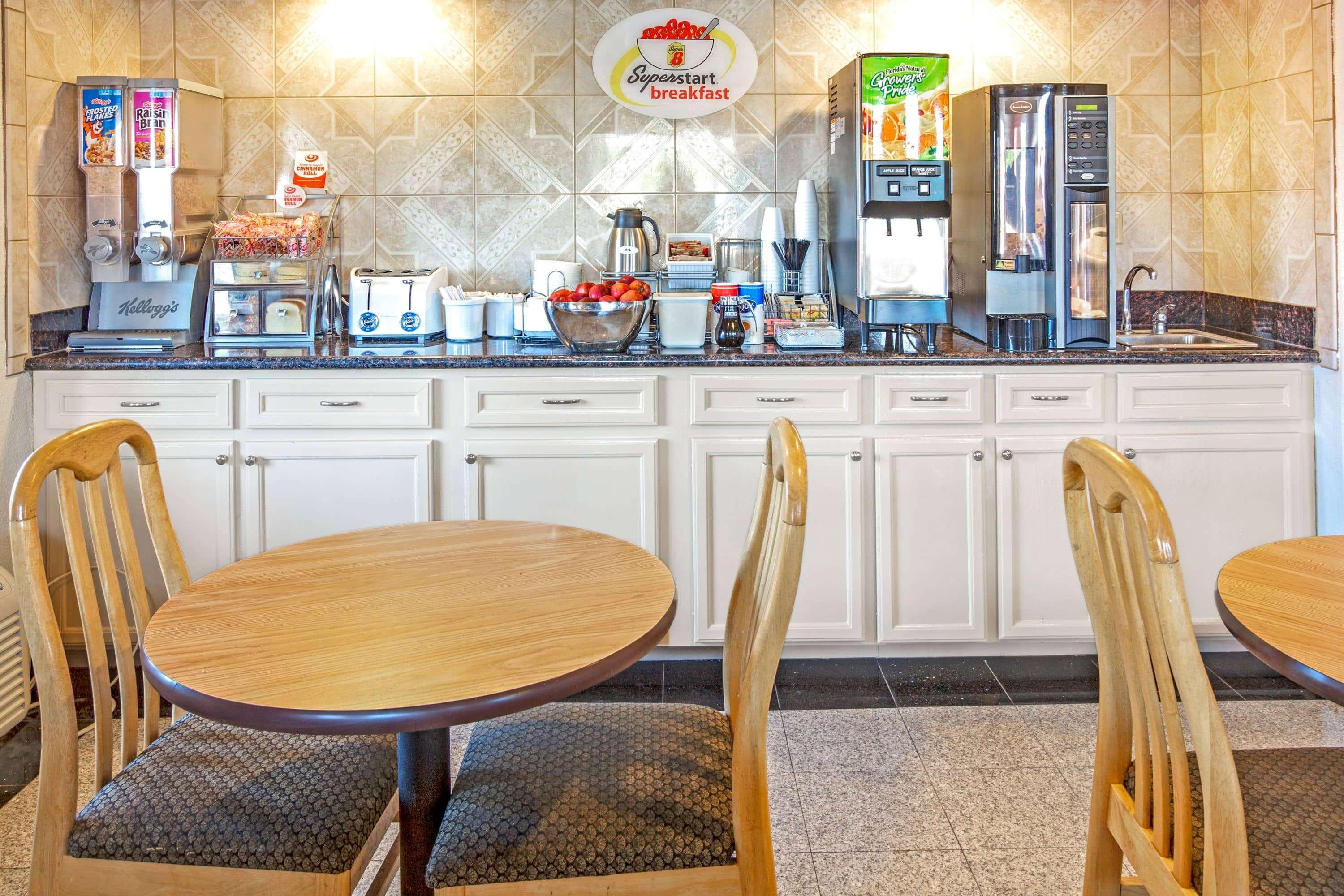 Super 8 By Wyndham Mont Belvieu - Baytown East Hotel Екстериор снимка