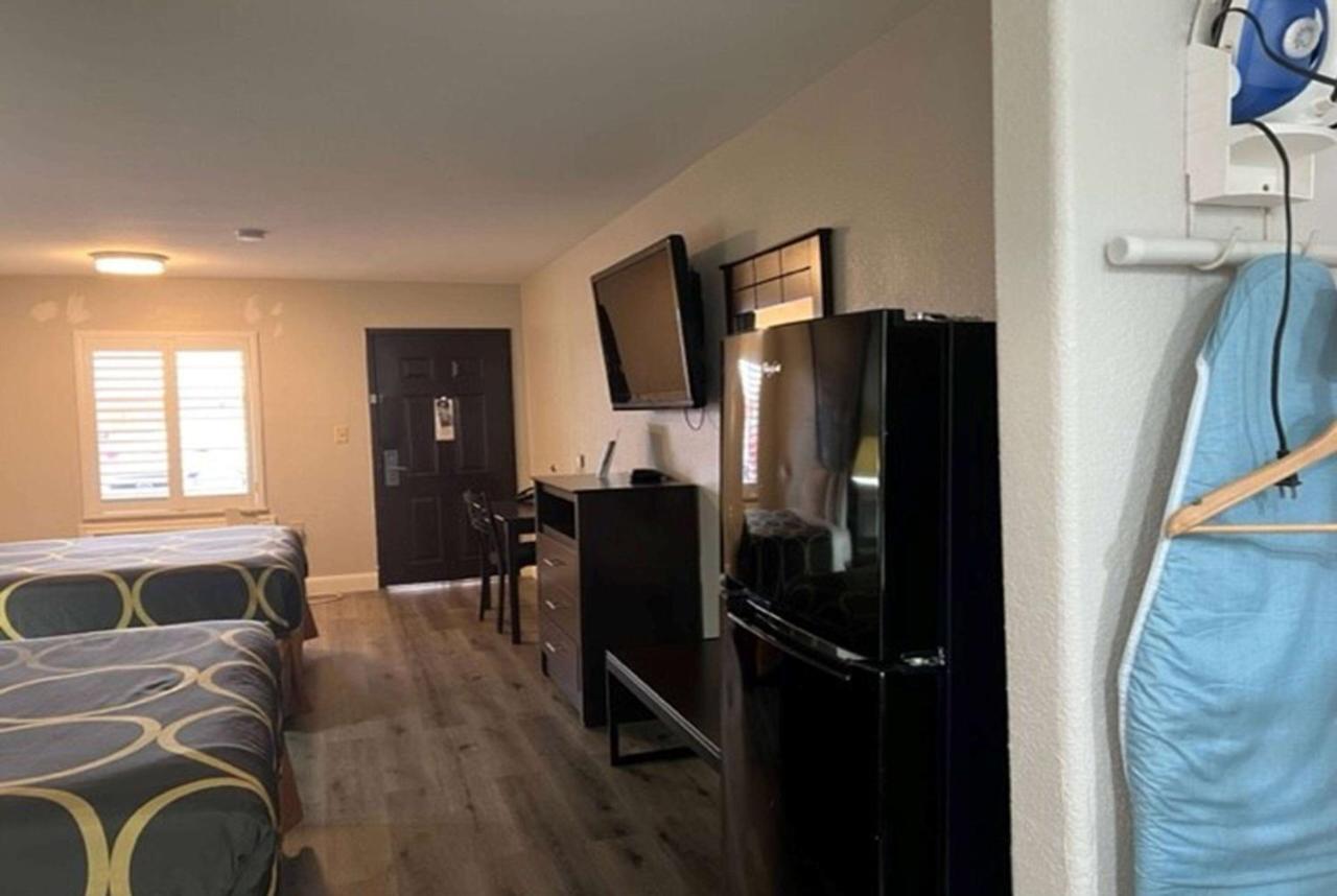 Super 8 By Wyndham Mont Belvieu - Baytown East Hotel Екстериор снимка
