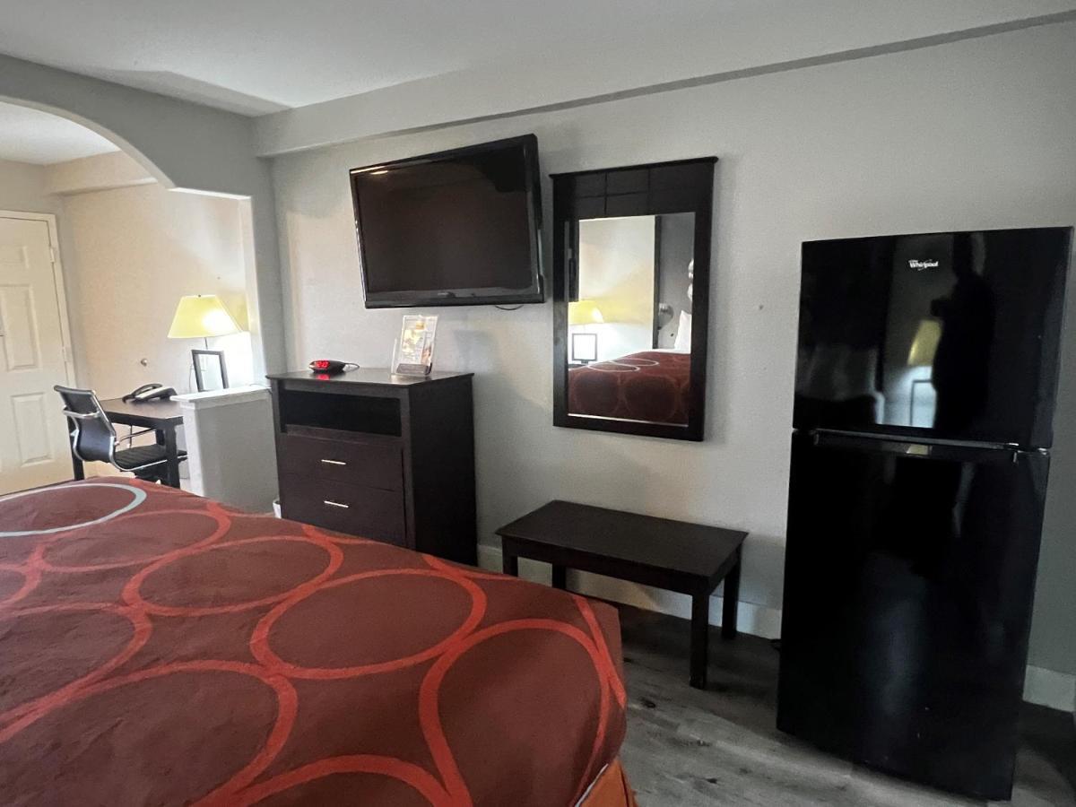 Super 8 By Wyndham Mont Belvieu - Baytown East Hotel Екстериор снимка