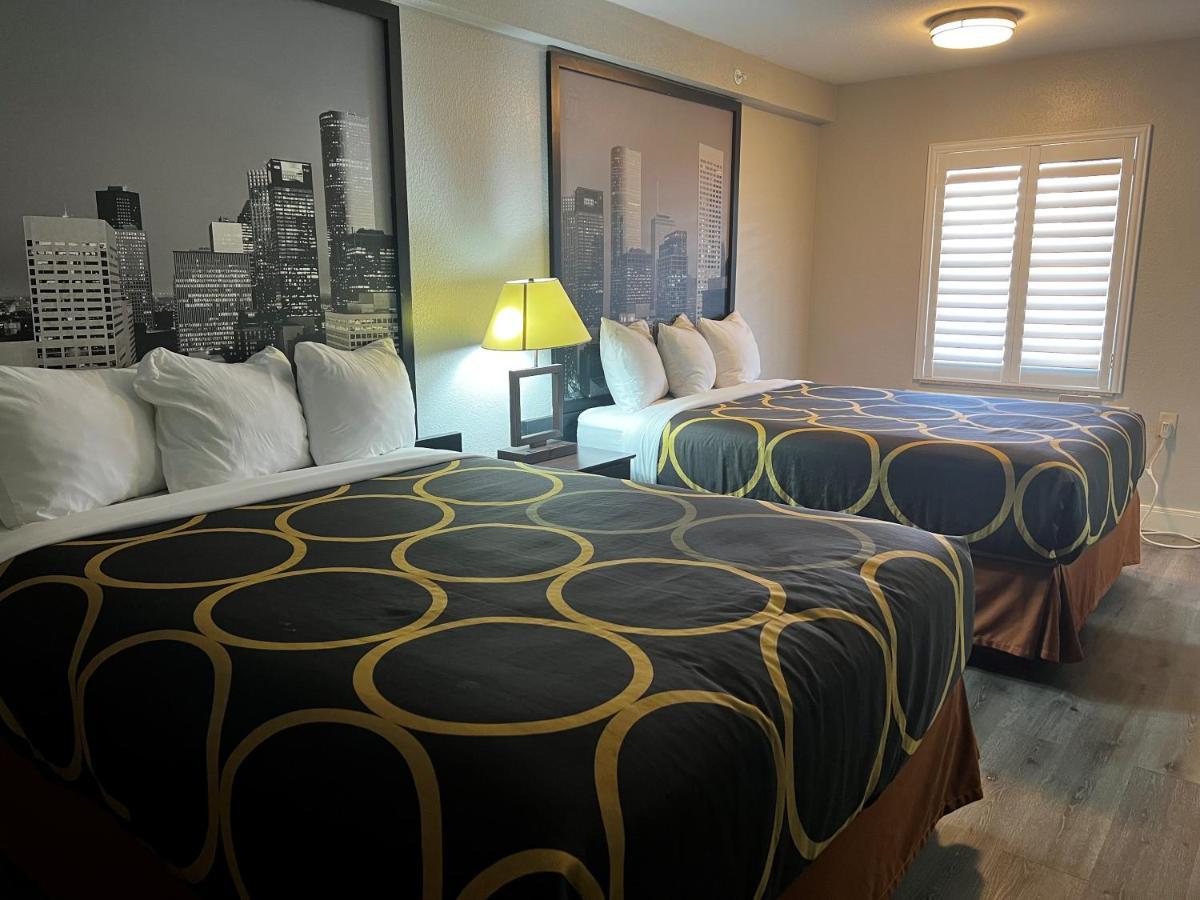 Super 8 By Wyndham Mont Belvieu - Baytown East Hotel Екстериор снимка