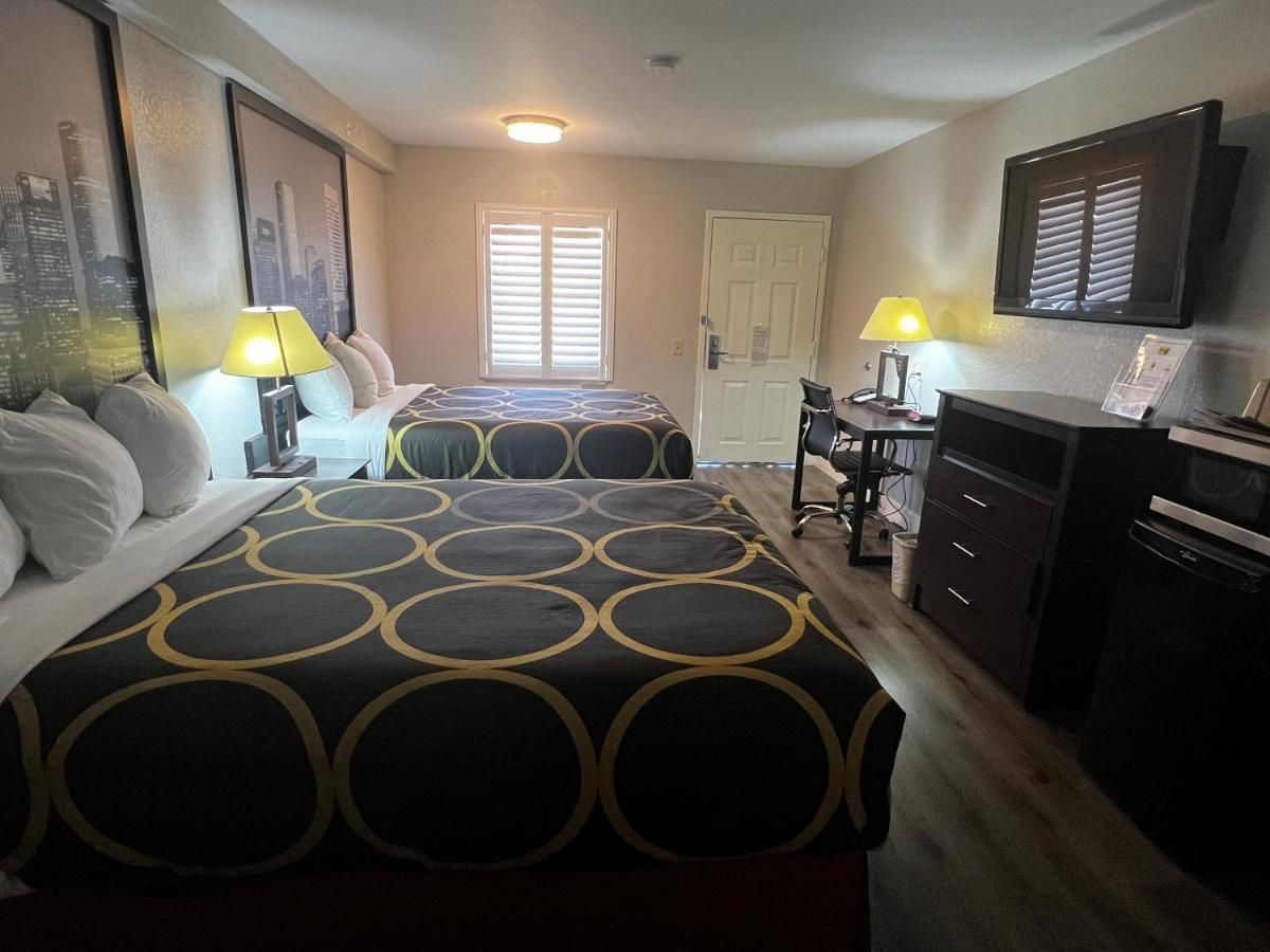 Super 8 By Wyndham Mont Belvieu - Baytown East Hotel Екстериор снимка