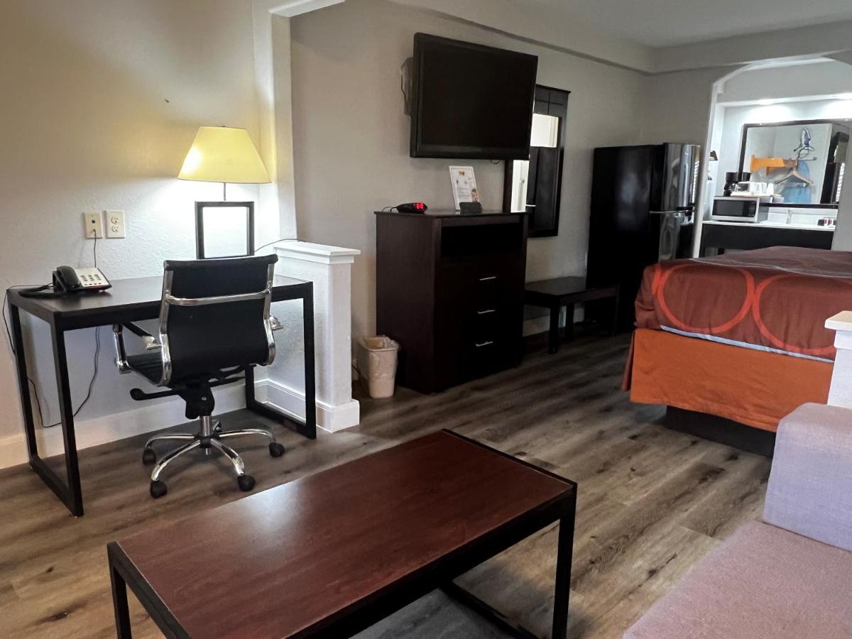 Super 8 By Wyndham Mont Belvieu - Baytown East Hotel Екстериор снимка