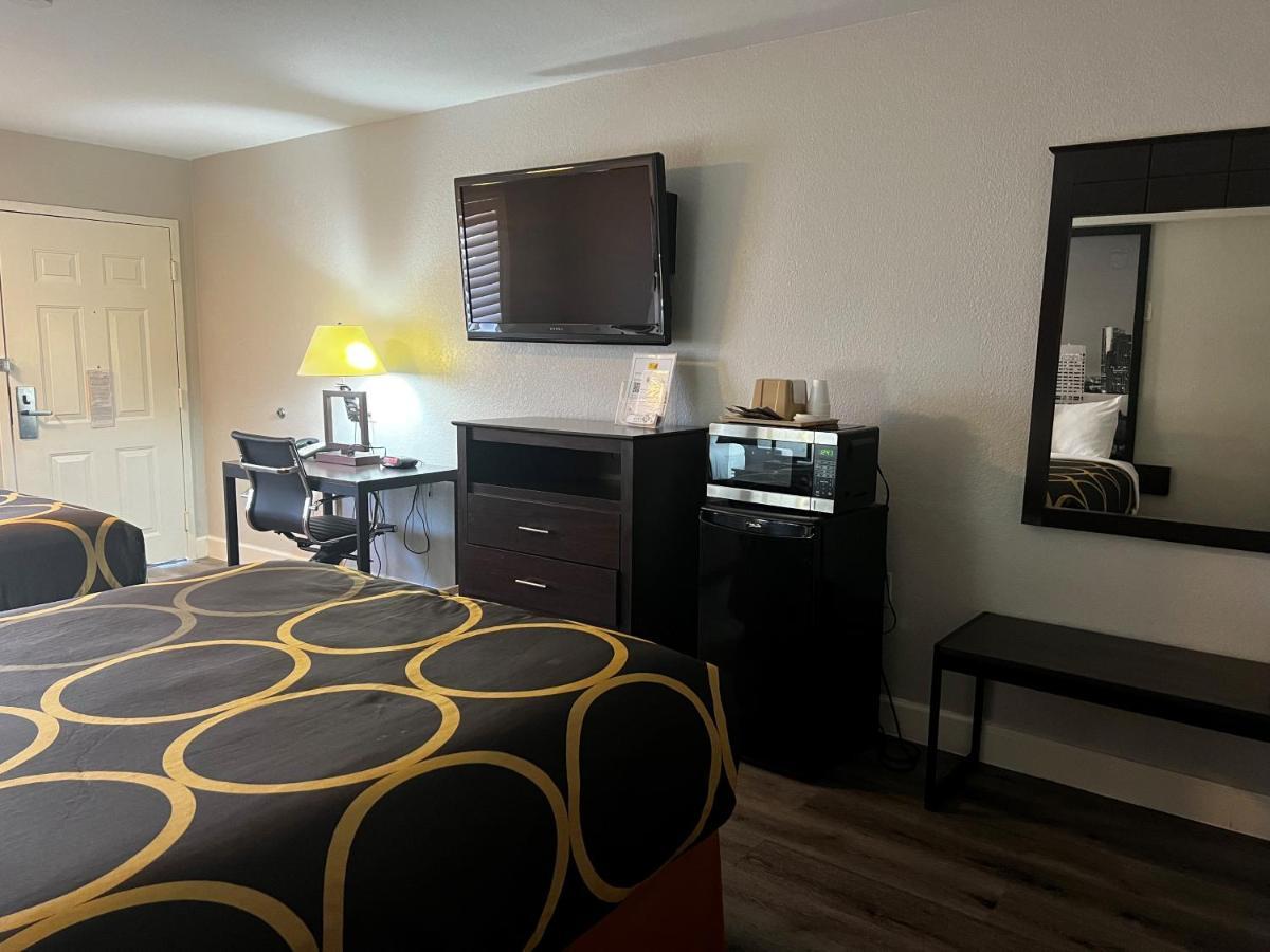 Super 8 By Wyndham Mont Belvieu - Baytown East Hotel Екстериор снимка