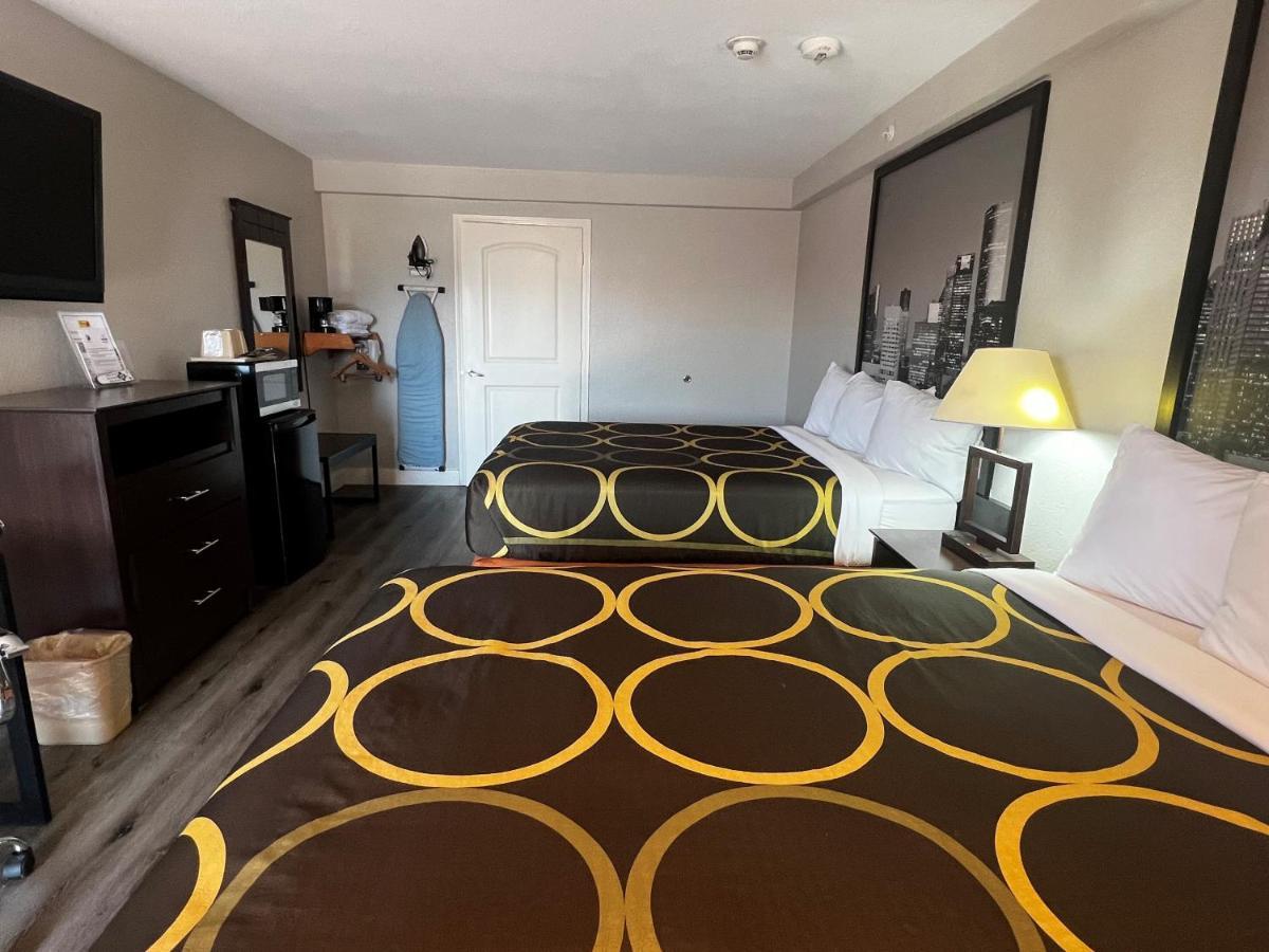 Super 8 By Wyndham Mont Belvieu - Baytown East Hotel Екстериор снимка